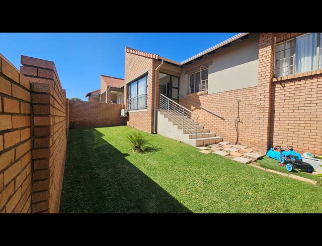 2 BEDROOM SIMPLEX FOR SALE IN MOOIKLOOF RIDGE